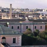 La strada finisce davanti all�entrata dell�ex Manifattura dei tabacchi, storica industria in stile liberty in parte sede di un mercato e attualmente al centro di lavori di restyling (foto di Gennaro Gargiulo)